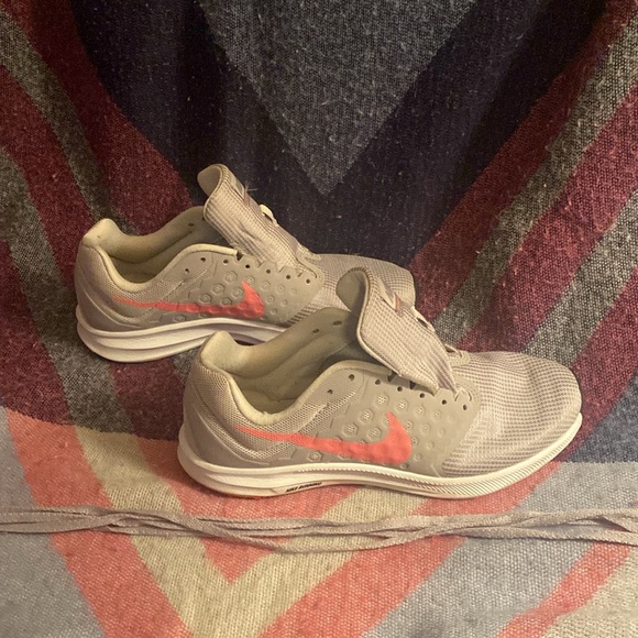 Nike pink and grey tennis shoes. Size 9. - Picture 2 of 3